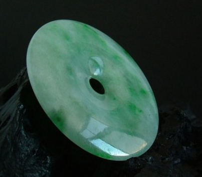 翡翠原石是什么石头豆种翡翠在市场上的价值  第4张