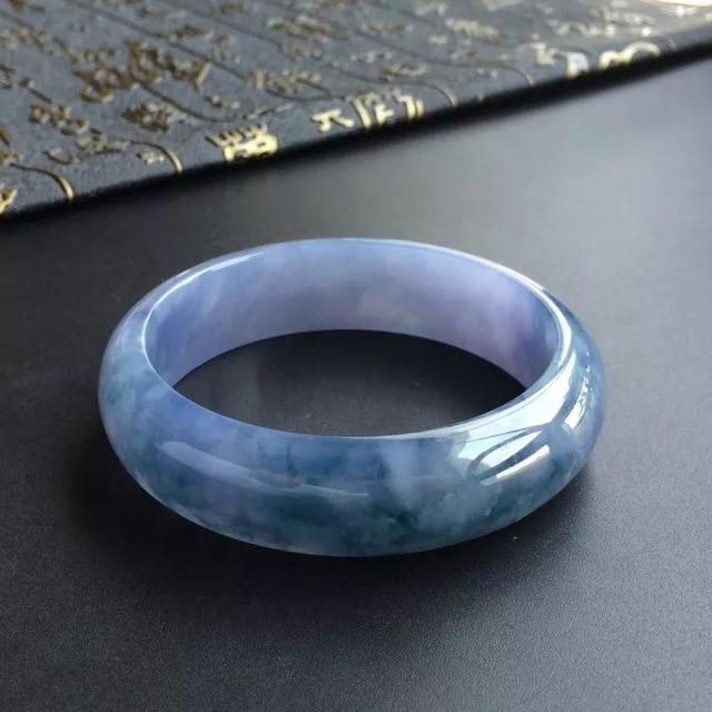 冰种飘花翡翠吊坠价格冰种飘花紫罗兰翡翠手镯价格大概是多少?快来看看你买贵了没有! 第8张