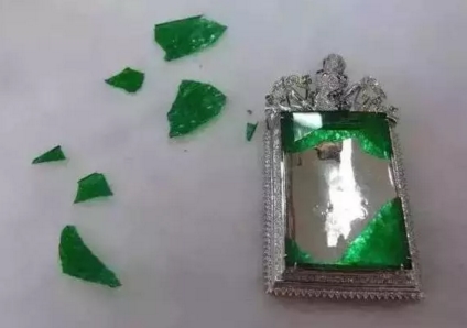 冰种紫罗兰翡翠好不好这不坑人嘛！好几十万的满绿翡翠，轻轻一碰就给碎了，心在流血  第1张