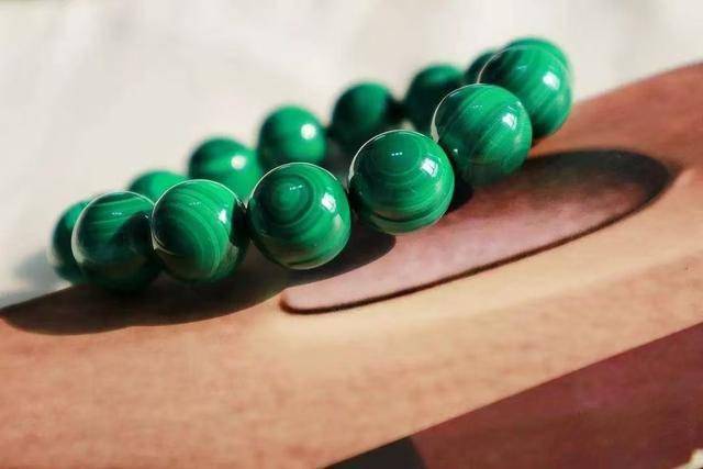 哪种绿翡翠手镯好玉石升值空间大？为什么这5种玉石被低估？是不是太不公平了呢？  第4张