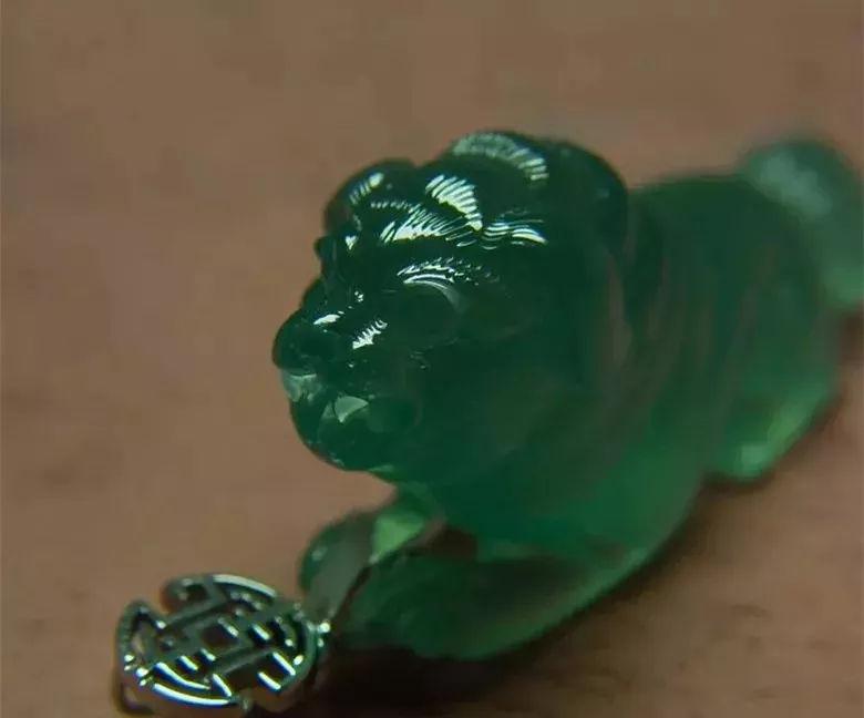 翡翠毛料石什么样的翡翠竟然拍出了天价！  第6张