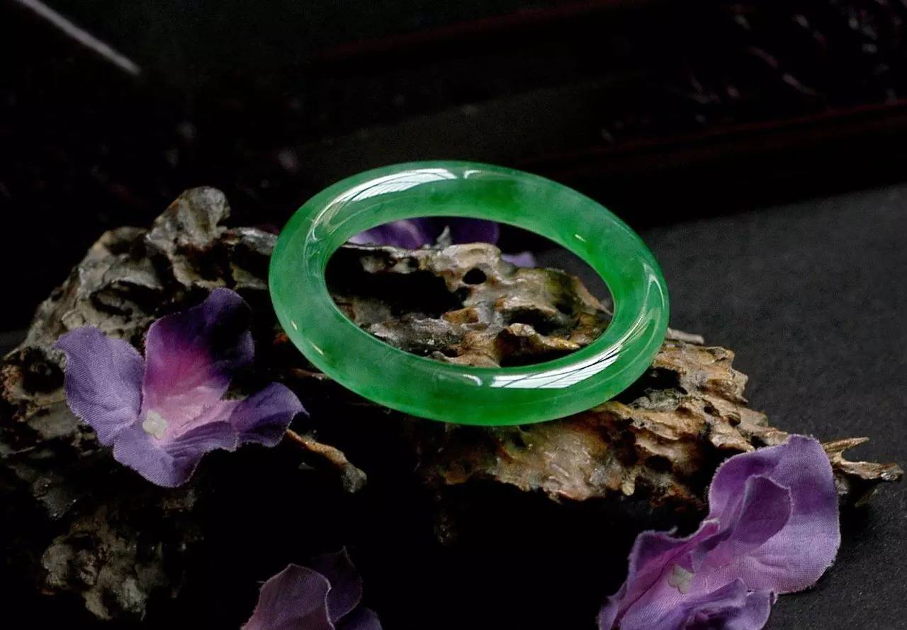 戴翡翠玉手镯飘花翡翠镯子贵在哪里？  第1张