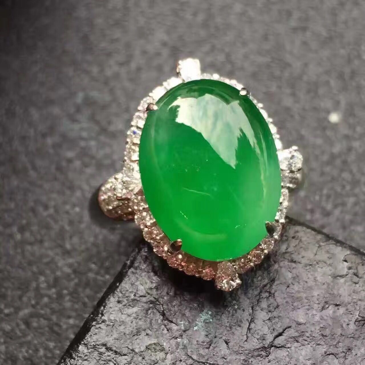 翡翠冰种吊坠多少钱今天谈谈投资收藏翡翠的价值在哪里？  第2张