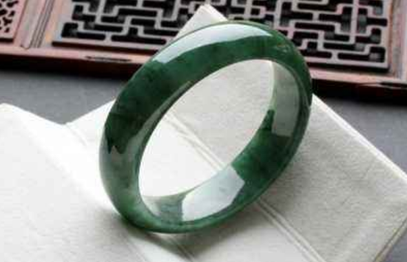 和田玉和翡翠价格油青种翡翠行情如何，到底值不值得买？  第7张