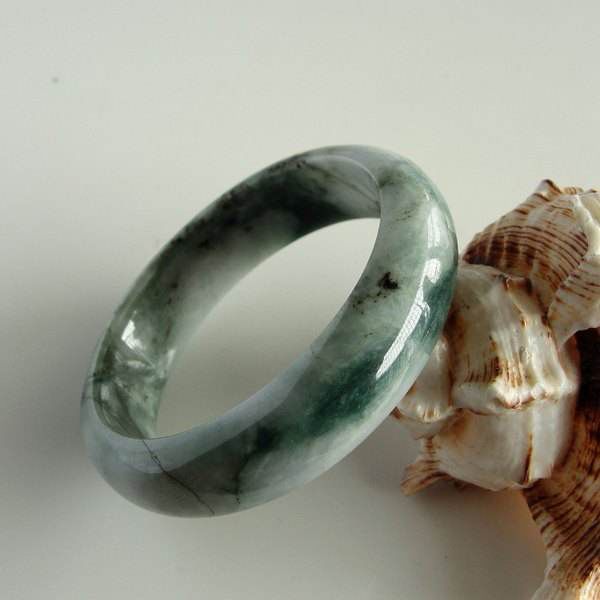 一千的翡翠手镯值不值得买，低价的翡翠手镯真的就全是瑕疵吗  第1张