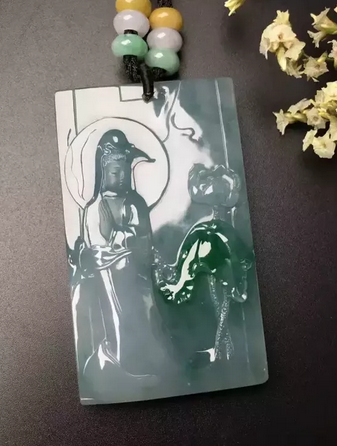 翡翠 春彩 挂件一抹绿的价值有多高？当它出现在翡翠里你就懂了！  第10张