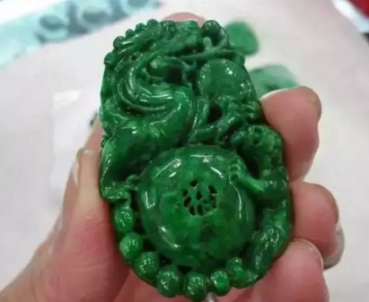 冰种紫罗兰翡翠好不好这不坑人嘛！好几十万的满绿翡翠，轻轻一碰就给碎了，心在流血  第4张