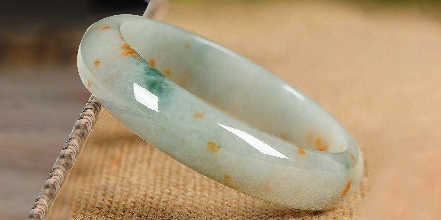 洒金翡翠：星星点点的黄色，让翡翠掉价还是升值呢？  第8张