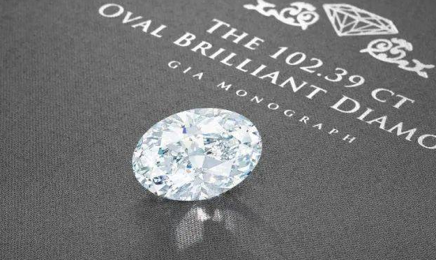 金鱼翡翠吊坠苏富比亿元成交一颗102.39克拉无瑕钻石，能够随身携带的“流通硬货”正是投资热门！  第2张