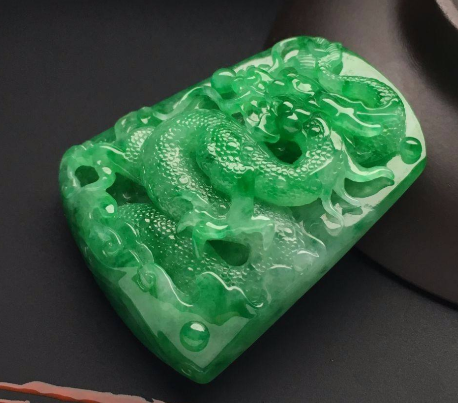 缅甸翡翠原石手镯料以往一件难求，如今数千元就能拿下，满绿翡翠开始贬值了吗？  第11张