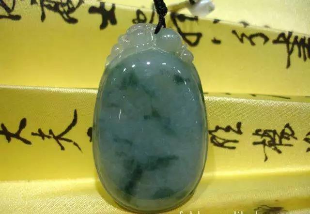 油青翡翠抛光翡翠收藏：翡翠价格涨得再飞，买了有这些情况的也就和你无关  第2张