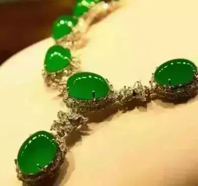 翡翠原石木纳怎么看顶级，极品翡翠，有人一辈子没见过！有钱或许都买不到了吧  第1张