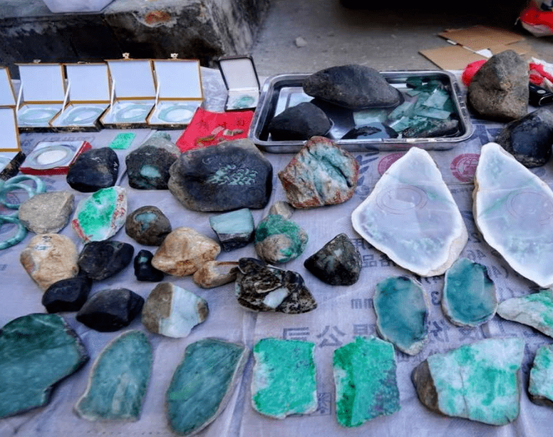 日赚40000！假如拿玉石摆地摊，他敢卖你敢买吗？  第17张