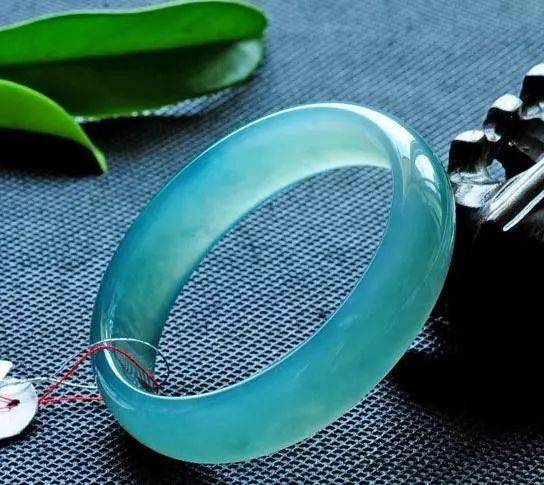 绿色的翡翠手镯神秘“网红”玉石品种，价格全靠吹，真的不值钱！  第9张