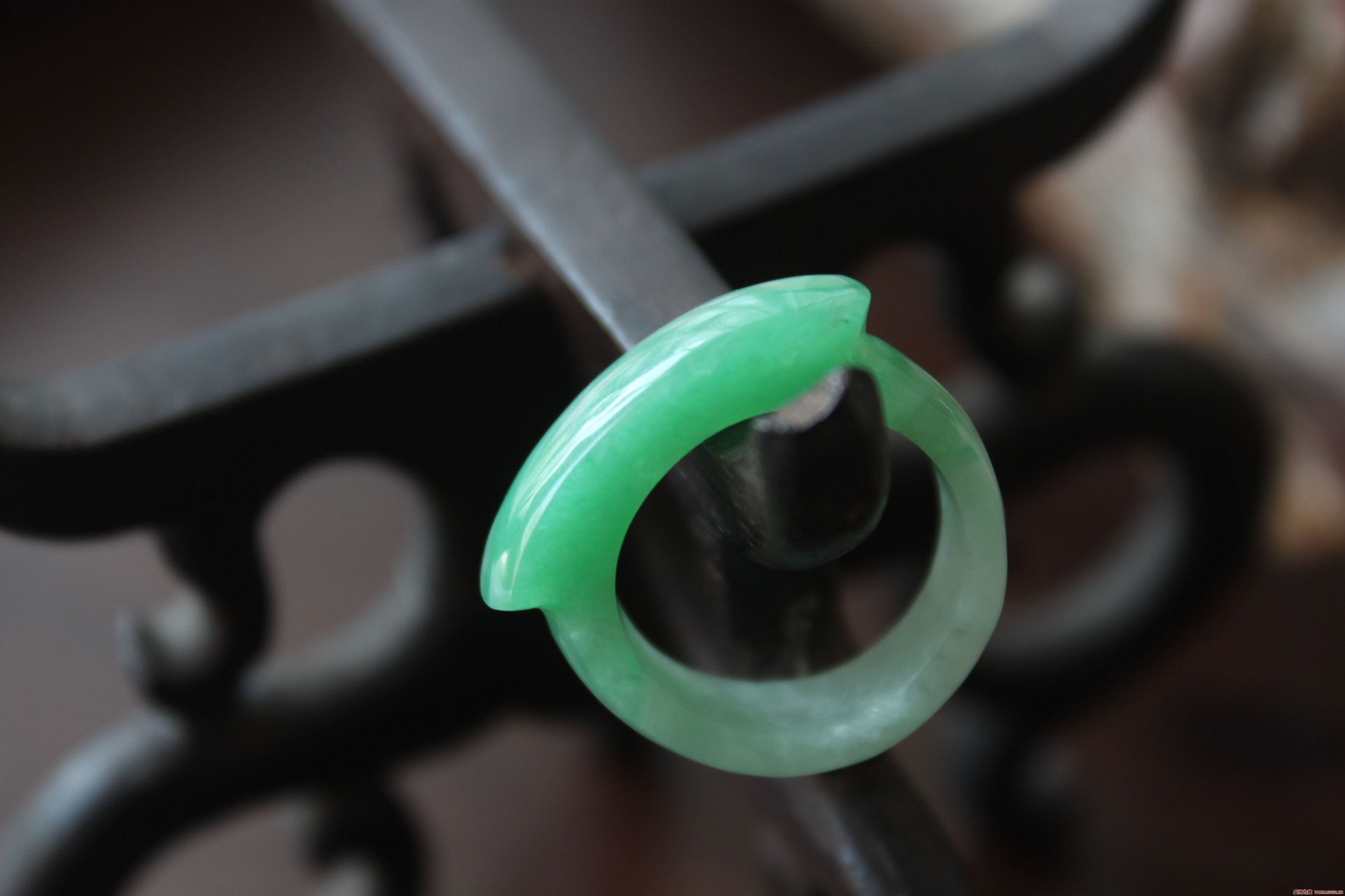 翡翠原石是什么石头豆种翡翠在市场上的价值  第3张