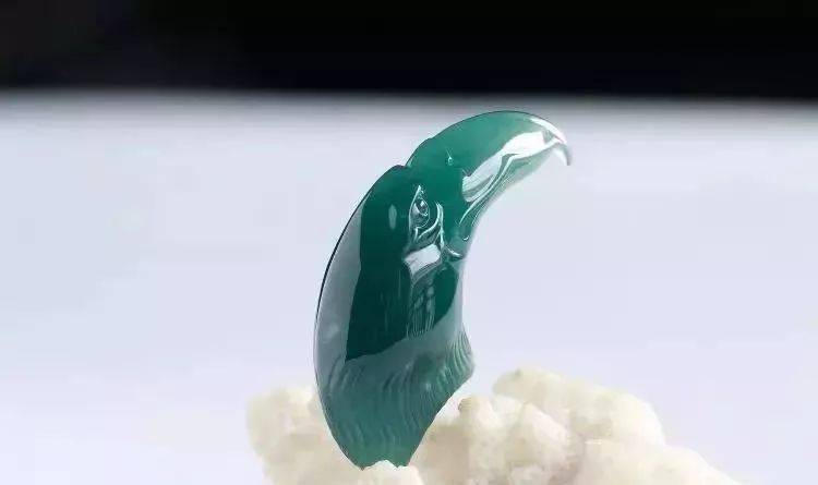 绿色的翡翠手镯神秘“网红”玉石品种，价格全靠吹，真的不值钱！  第10张