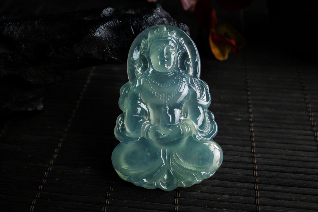 翡翠原石如何处理关于翡翠升值保值的问题，你了解多少？  第2张