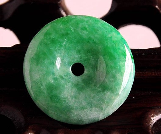 翡翠原石是什么石头豆种翡翠在市场上的价值  第1张