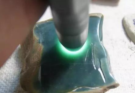 翡翠阳绿糯种什么？翡翠中的“水货”，竟然价最高  第6张