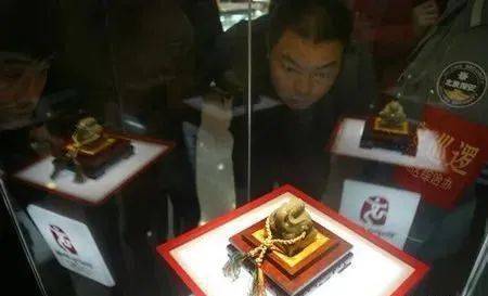 翡翠手镯纸包教程告诉你，玉石真正的价值在哪！  第1张