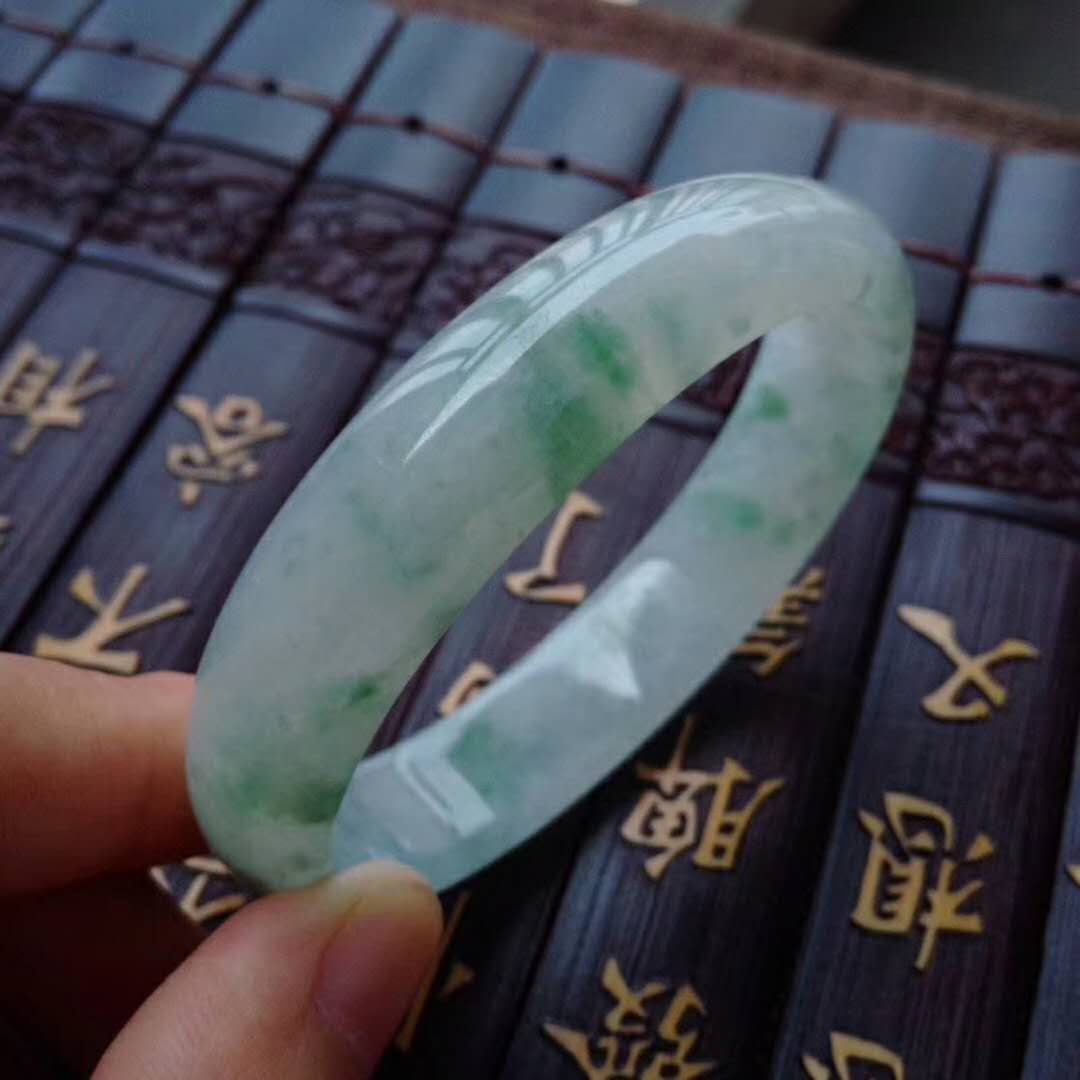 戴翡翠玉手镯飘花翡翠镯子贵在哪里？  第3张