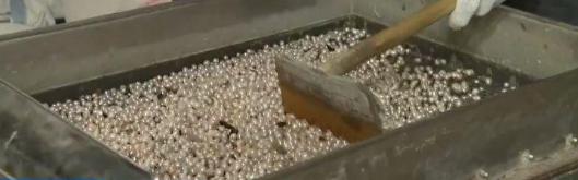 翡翠手镯有竖纹珠宝行业不景气，珍珠为何变珍贵？  第2张