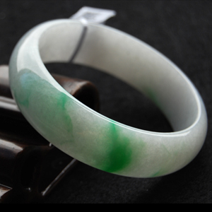 翡翠原石裂缝最常见的中低档翡翠，到底具不具备投资收藏价值？  第4张