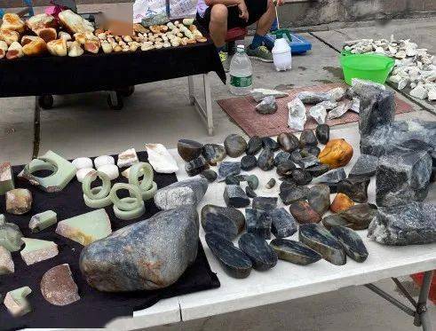 日赚40000！假如拿玉石摆地摊，他敢卖你敢买吗？  第5张