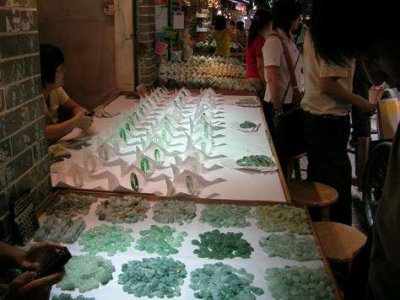 翡翠吊坠带扣头好还是不带好近10年翡翠投资市场的行情变化  第1张