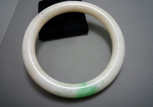 翡翠原石裂缝最常见的中低档翡翠，到底具不具备投资收藏价值？  第6张