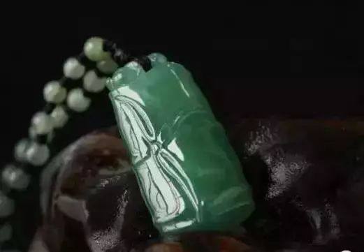 浅谈，油青种翡翠市场行情  第1张