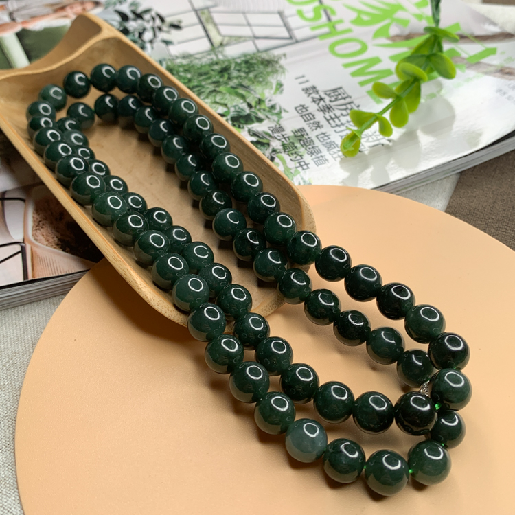 翡翠手镯能变小吗油青种翡翠被行内认为是“较亏的品种”，那它真的不值得购买吗？  第3张