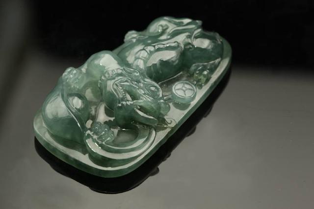 浅谈，油青种翡翠市场行情  第5张