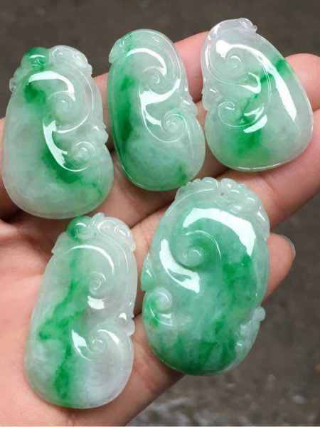 1000元左右的翡翠手镯都是翡翠，为何相差一个字价格就跌那么多呢？  第3张