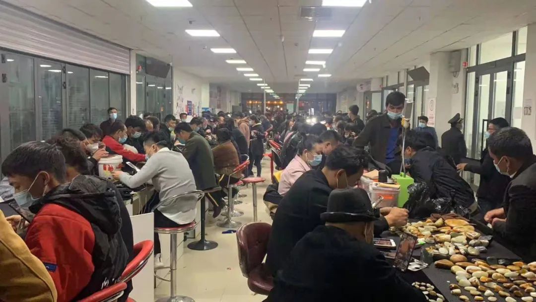 路路通翡翠吊坠图片难熬的2020年买玉难，卖玉更难  第13张