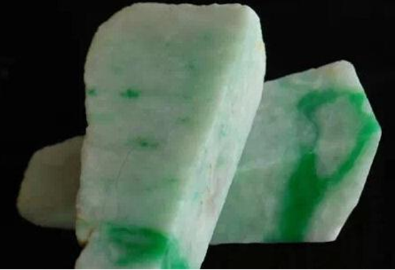 翡翠手镯豆底飘花翡翠为何“以绿为贵”？  第1张