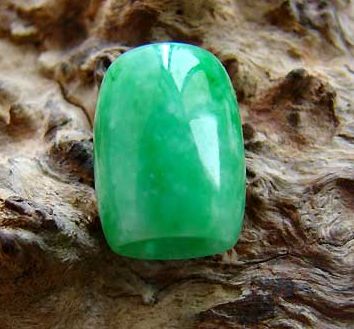 翡翠原石是什么石头豆种翡翠在市场上的价值  第8张