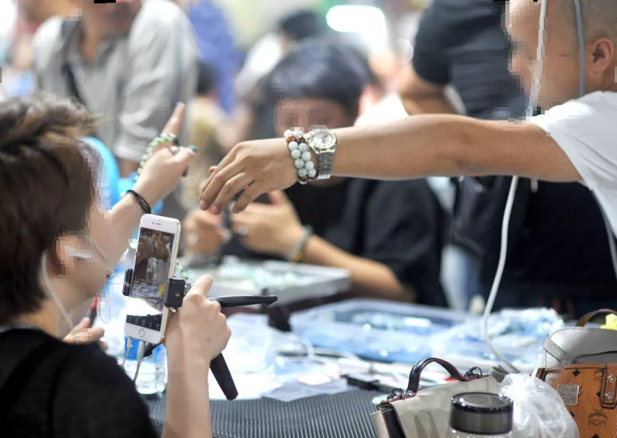 糯米种翡翠手镯价格从2020看2021，玉石行业将有哪些大变化？  第13张