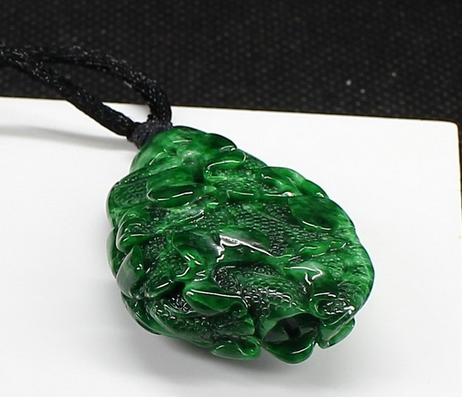 翡翠原石裂缝最常见的中低档翡翠，到底具不具备投资收藏价值？  第12张