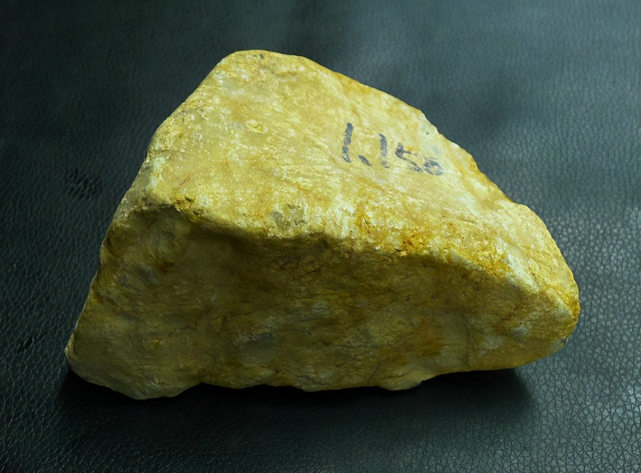 翡翠原石如何处理关于翡翠升值保值的问题，你了解多少？  第3张