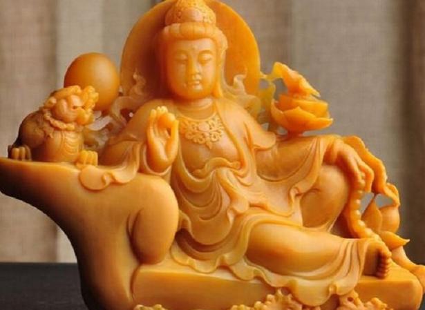 618秒杀翡翠手镯过去普通的石头，如今已成为玉石，说说黄龙玉  第1张