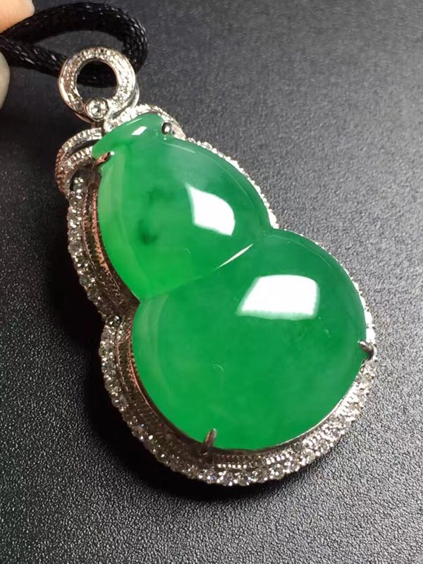 极品红翡翠挂件图翡翠是有种无色的好？还是有色无种的值钱呢？  第6张