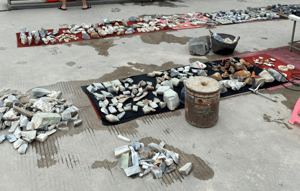 日赚40000！假如拿玉石摆地摊，他敢卖你敢买吗？  第8张