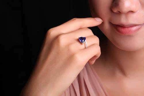 翡翠手镯专卖 价位坦桑尼亚一矿工发现特大坦桑石，获奖77亿，坦桑石是个什么东西  第7张