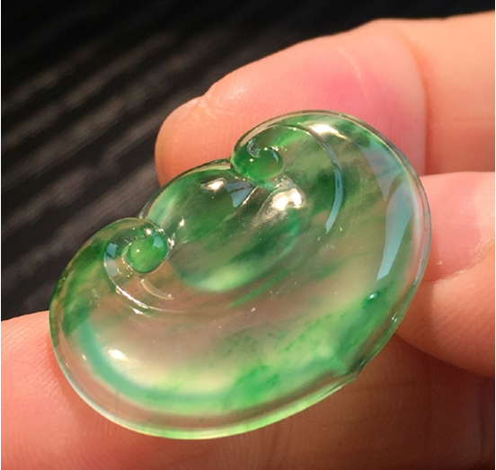 古玉翡翠价值多少钱同样是翡翠“飘花”，价格却天差地别  第1张