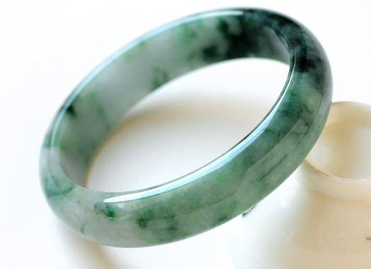 翡翠原石裂缝最常见的中低档翡翠，到底具不具备投资收藏价值？  第3张