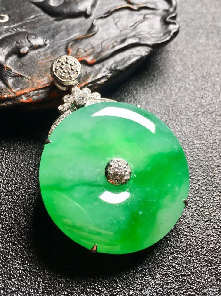 翡翠原石用切割机为什么翡翠卖得那么贵？翡翠市场行情是怎样的  第9张