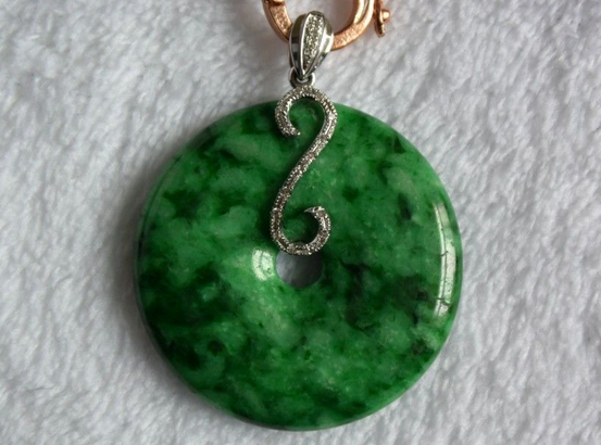 翡翠原石裂缝最常见的中低档翡翠，到底具不具备投资收藏价值？  第10张