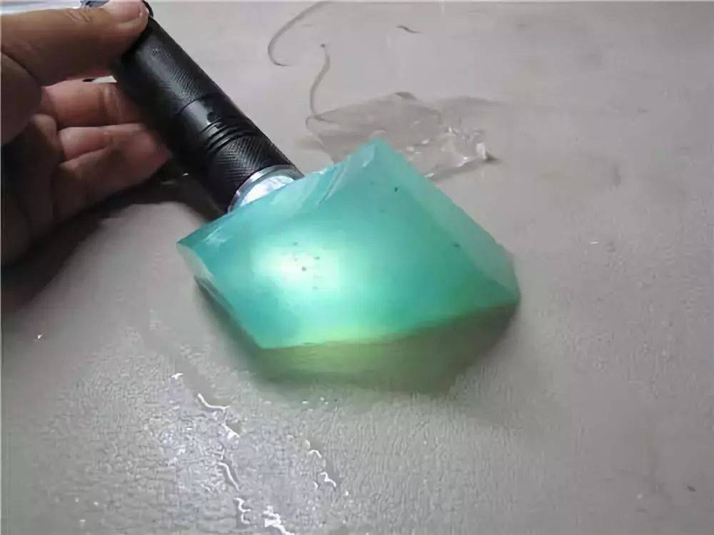 绿色的翡翠手镯神秘“网红”玉石品种，价格全靠吹，真的不值钱！  第21张