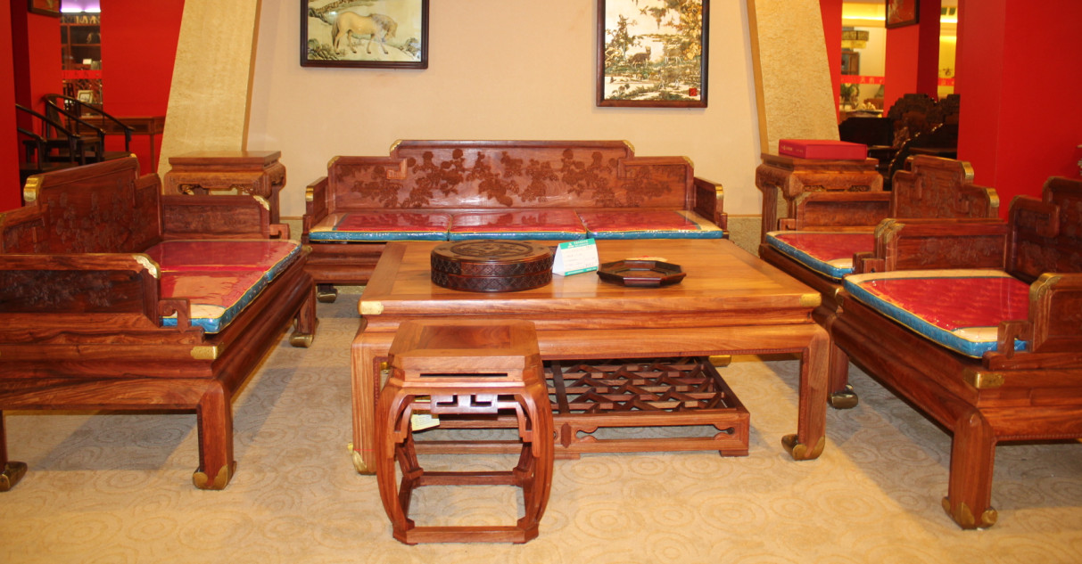 b货翡翠手镯价格科普：有关“花梨木”的知识  第1张